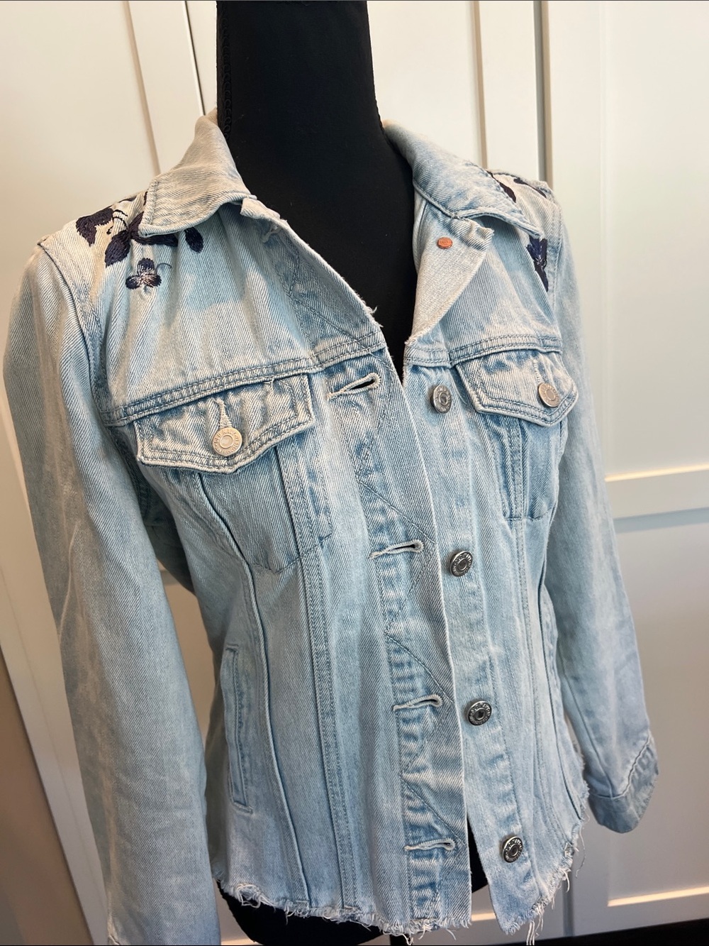 Old Navy Light Blue Embroidered Denim Jacket Size S EUC - Picture 9 of 9